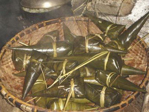 Bánh sừng trâu. Bánh sừng trâu được làm từ loại nếp thơm truyền thống proong và được gói trong những chiếc lá rừng. Bánh không có nhân và không ngâm nếp trước khi gói. Sau khi gói bánh được được thả vào thau nước lạnh ngâm khoảng hai giờ đồng hồ cho nếp mềm mới mang ra nấu. Chính nhờ điều này nên dù để nhiều ngày bánh cũng không thiu và ăn vẫn còn dẻo thơm. Ảnh: dulichhanoi