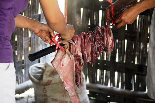 Thịt xông khói. Đây là món ăn người Cơ tu sử dụng vào những dịp mưa, lũ hoặc những ngày giáp hạt hoặc đãi khách. Người dân nơi đây làm thịt xông khói với đủ các loại thịt từ thịt lợn, thịt bò khô, thịt trâu cho đến thịt chuột rừng. Họ tẩm ướp thịt với muối và các gia vị khác như ớt, sả, gừng, hạt tiêu rừng..rồi xâu vào sợi mây cám và treo dưới giàn bếp. Ảnh: baoquangnam