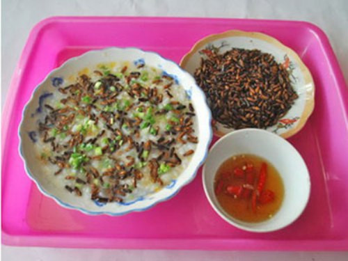 Đổ mối ra mẹt, dùng tay đảo nhẹ và sảy, cho cánh mối bay đi, chỉ còn lại thân mối vàng ươm béo ngậy. Ngoài ra món cháo mối cũng là đặc sản thu hút được nhiều vị khách phương xa. Ảnh: anywhere