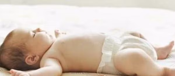 Nằm ngửa. Tư thế ngủ nằm ngửa là tư thế an toàn cho trẻ. Tư thế này giúp mẹ có thể quan sát trẻ để phát hiện những vấn đề bất thường. Một ưu điểm khác của tư thế ngủ này là giúp miệng, mũi không bị che phủ bởi vật lạ, tránh những trường hợp ngạt thở đáng tiếc.