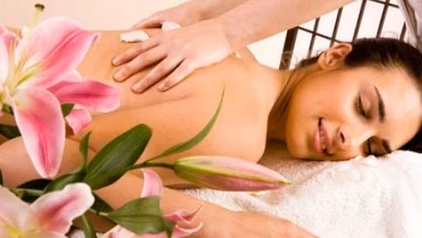 Khi thực hiện, chị em bắt đầu lúc 15 -17h bởi đây là thời gian kinh lạc của thận. Xoa bóp nhẹ nhàng sẽ giúp đả thông kinh mạch, kích hoạt phế tích rất tốt. Đồng thời, xoa bóp còn mang lại hiệu quả trong việc bảo vệ tử cung, nuôi dưỡng thận, buồng trứng và cải thiện chất lượng giấc ngủ.