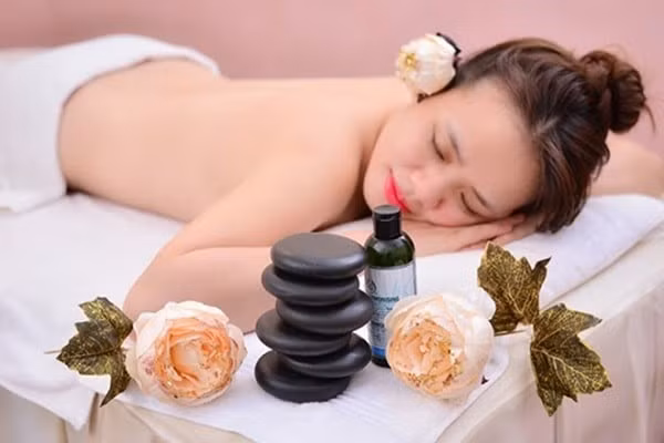 Sau ngày lao động mệt mỏi, massage mang lại tác dụng thúc đẩy tuần hoàn máu, thư giãn hoàn toàn cơ thể, bài tiết chất độc, cải thiện các triệu chứng khó chịu về thể chất. Dù vậy, chuyên gia sức khỏe khuyên có những vị trí phụ nữ dễ tổn thương. Trong quá trình massage, tốt nhất không nên tùy ý đụng chạm.