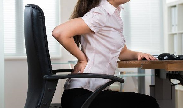 Theo tuổi tác, nhiều chị em sẽ đối diện với tình trạng đau lưng, mỏi lưng. Những động tác xoa bóp sẽ giúp phụ nữ cải thiện phần nào. Tuy nhiên, tuyệt đối không dùng lực ấn mạnh vào vị trí dễ tổn thương này.