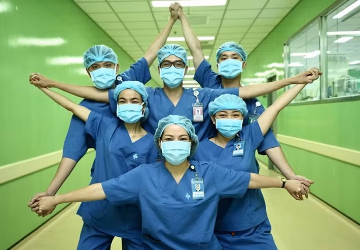 Một năm đầy khó khăn, vất vả nhưng những nụ cười vẫn nở trên môi những vị y bác sĩ, những người đang ở trên tuyến đầu chống dịch, hi sinh bản thân để mang lại cuộc sống bình yên cho người dân.