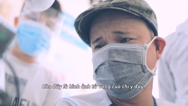 Người cha chết lặng, khóc không thành tiếng khi nghe tin đứa con gái bé nhỏ của mình đã mất vì COVID-19. Khoảnh khắc này, ông chỉ còn biết ôm lấy chính mình. (Ảnh: Phim tài liệu "Ranh giới").