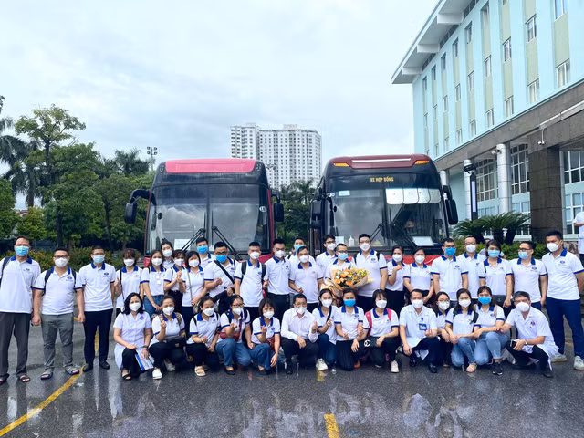 Các bác sĩ Bệnh viện K chuẩn bị xuất quân vào miền Nam chống dịch.