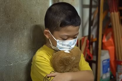 Dịch COVID-19 mang theo những nỗi đau không thể diễn tả bằng lời khi những người thân yêu nhất đột ngột ra đi. Từ người lớn cho đến con trẻ đều mang trong mình những cảm xúc xót xa và nỗi nhớ không thể diễn tả bằng lời. (Ảnh: Lao động).