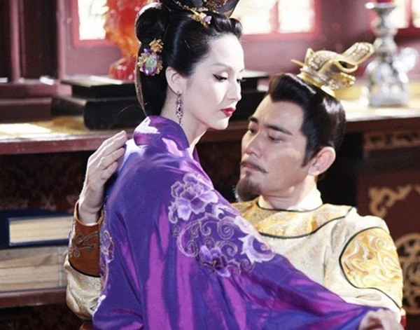 Có mỹ nhân bên cạnh, Trần Thúc Bảo đâm ra xao nhãng chuyện chính sự, thậm chí để Lệ Hoa ngồi lên đùi khi thiết triều, khiến quần thần bất mãn. Khi mới lên ngôi, Trần Thúc Bảo bị thương nặng do em trai là Trần Thúc Lăng làm phản nhưng bất thành.