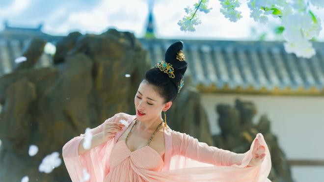 Trương Lệ Hoa muốn làm gì chỉ cần đề xuất, hoàng đế nhất định sẽ tán thành. Trương Lệ Hoa có biệt tài ăn nói, lại cộng thêm nhan sắc tuyệt trần nên chiếm trọn được sự tin yêu và sủng ái của Trần Thúc Bảo.