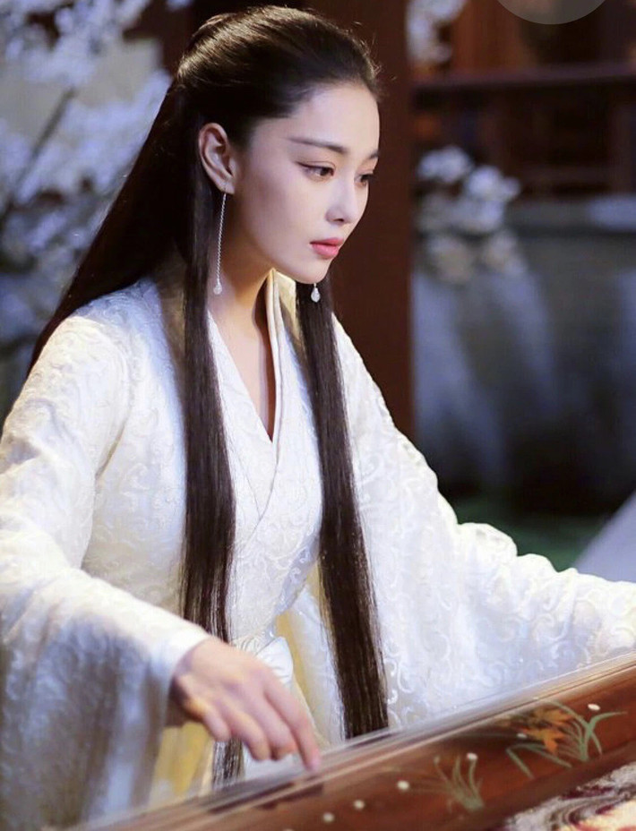 Trong thời đại đầy bất ổn, chỉ dựa vào nguồn thu nhập ít ỏi như vậy thì không đủ sống. Năm lên 10 tuổi, Trương Lệ Hoa được gửi vào cung, trở thành thị nữ.