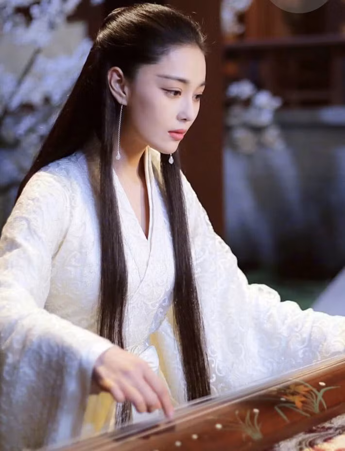 Trong thời đại đầy bất ổn, chỉ dựa vào nguồn thu nhập ít ỏi như vậy thì không đủ sống. Năm lên 10 tuổi, Trương Lệ Hoa được gửi vào cung, trở thành thị nữ.