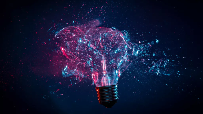 Thomas Edison được ghi nhận là nhà phát minh chính vì ông đã tạo ra một hệ thống chiếu sáng hoàn toàn hoạt động, bao gồm máy phát điện và hệ thống dây điện cũng như bóng đèn dây đốt các-bon vào năm 1879.