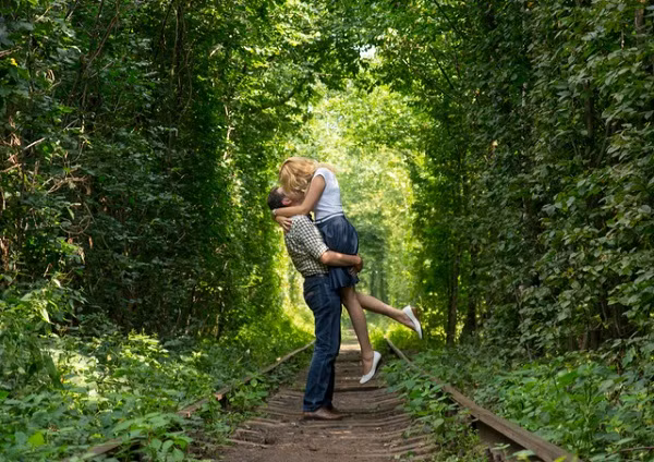 Truyền thuyết Ukraine kể rằng đối với những cặp đôi hẹn ước ở đây, nếu tình yêu là có thật thì điều ước sẽ thành hiện thực. Đây cũng là một trong những điểm được chụp ảnh nhiều nhất ở quốc gia Đông Âu này.