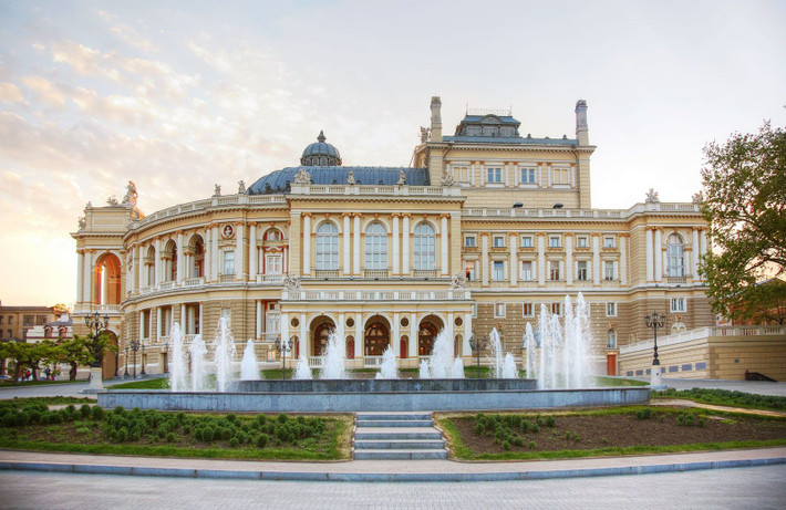 2. Nhà hát Opera Odessa. Nhà hát Opera và Ba lê Odessa nằm trong một tòa nhà lịch sử ở trung tâm thị trấn và là nhà hát lâu đời nhất ở Odessa, mở cửa vào năm 1810.