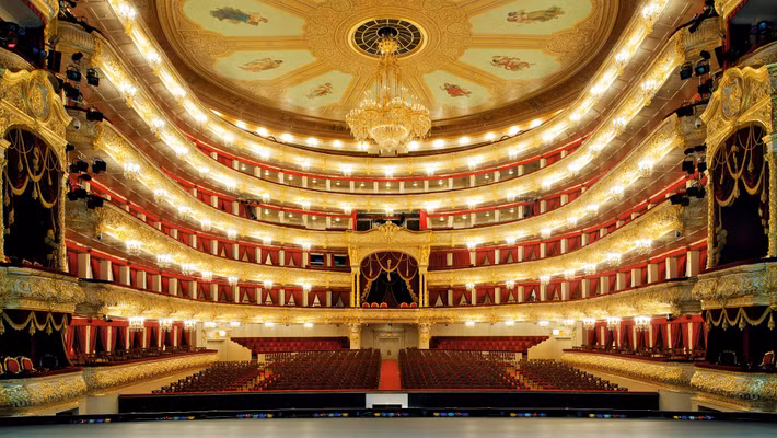 Du khách có thể tới đây thưởng thức những vở nhạc kịch nổi tiếng như Hồ thiên nga hay Madame Butterfly, với giá vé chỉ tương đương một tách cà phê. Hội trường hình móng ngựa độc đáo mang đến trọn vẹn âm thanh và cái nhìn tổng quan nhất cho khán giả về những diễn viên trên sân khấu.