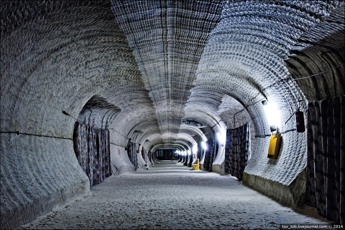 6. Mỏ muối Soledar. Khoảng 250 triệu năm trước, một phần của Ukraine chìm dưới mặt biển nông. Khi đại đương khô cạn, một mỏ muối ngầm khổng lồ được kiến tạo từ những biến động đột ngột của lớp vỏ trái đất dần lộ thiên.