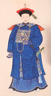 Trong các bức họa cổ, Hòa Thân có vóc dáng cao ráo, nước da trắng, gương mặt thanh tú như phụ nữ, khác rất xa với tạo hình nhân vật mà Vương Cương thủ vai. Theo dã sử, Hòa Thân không chỉ có vẻ ngoài ưa nhìn, dễ gây thiện cảm, gương mặt ông còn đặc biệt giống với một phi tần của Ung Chính - cha của vua Càn Long.