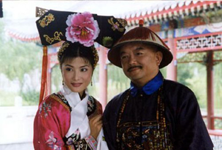 Trong lịch sử, Hòa Thân kém Càn Long tới 40 tuổi nhưng trên màn ảnh, tuổi tác của “cặp bài trùng” này lại gần bằng nhau. Đây là điều mà nhiều chuyên gia lịch sử cảm thấy không thỏa đáng.