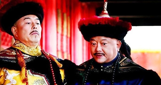 Hình ảnh Hòa Thân của Vương Cương là một ông chú già béo mập và nét mặt mưu mô, xảo trá. Trong lịch sử, Hòa Thân cũng là một tham quan bị phê phán không ít nên hình ảnh trong phim rất phù hợp với hình dung của công chúng.