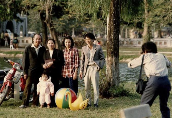 Một gia đình vui vẻ cùng nhau chụp một bức ảnh đón chào năm mới.