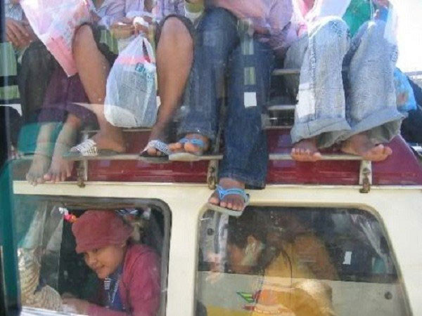 Ô tô cũng chen chúc không kém gì tàu hỏa.