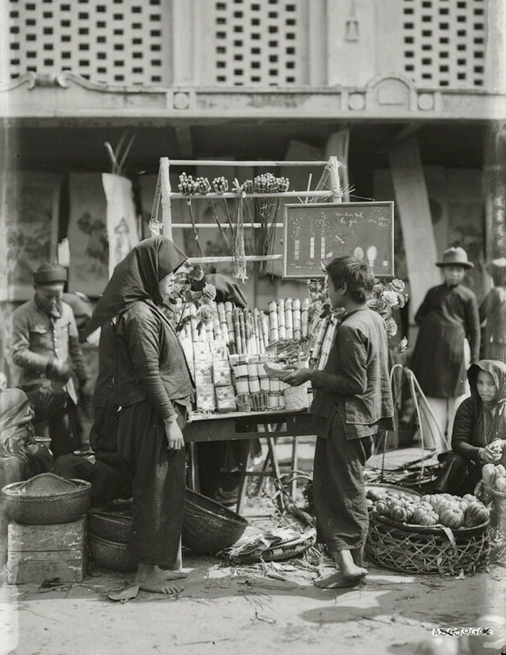 Không khí sắm Tết tưng bừng ở Hà Nội năm 1930.