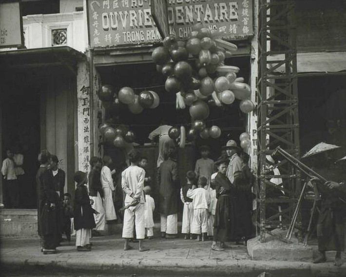 Một cửa hàng ở Hà Nội bán bóng bay trang trí ngày Tết.