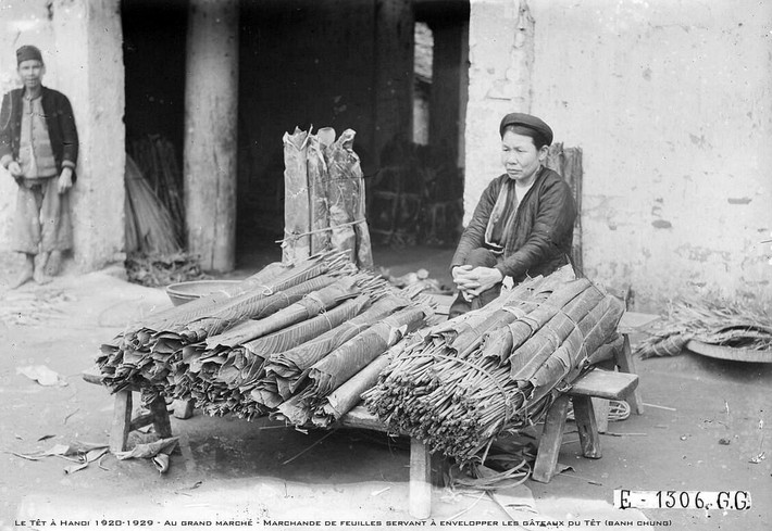 Người bán lá dong để gói bánh chưng tại chợ Đồng Xuân.