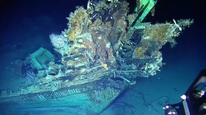 Có thể thấy rõ phần mũi tàu và khung thân tàu được bao phủ bởi tảo và động vật có vỏ, cùng với những khẩu pháo và một số lượng lớn đồ sành sứ, gốm, chai thủy tinh, thậm chí cả những miếng vàng giá trị bị vùi lấp một phần dưới bùn đất.