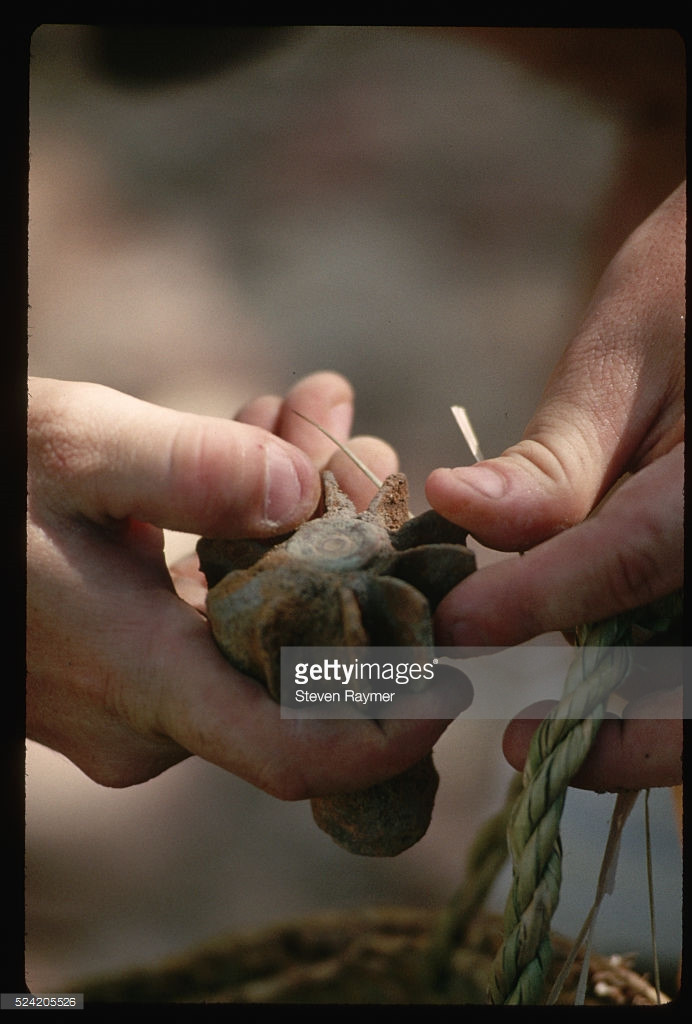 Đuôi một quả đạn cối - vật chứng còn sót lại từ thời chiến tranh được người dân tìm thấy.