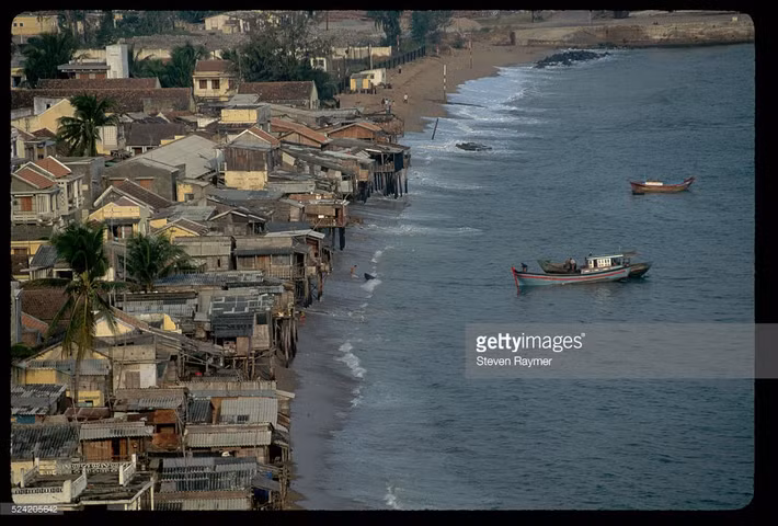 Làng chài bên bãi biển ở Nha Trang.
