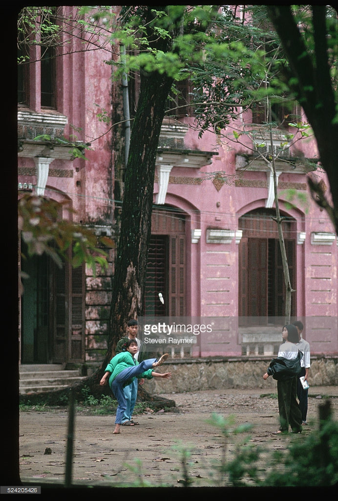 Các bạn học sinh chơi đá cầu tại trường Quốc học Huế.