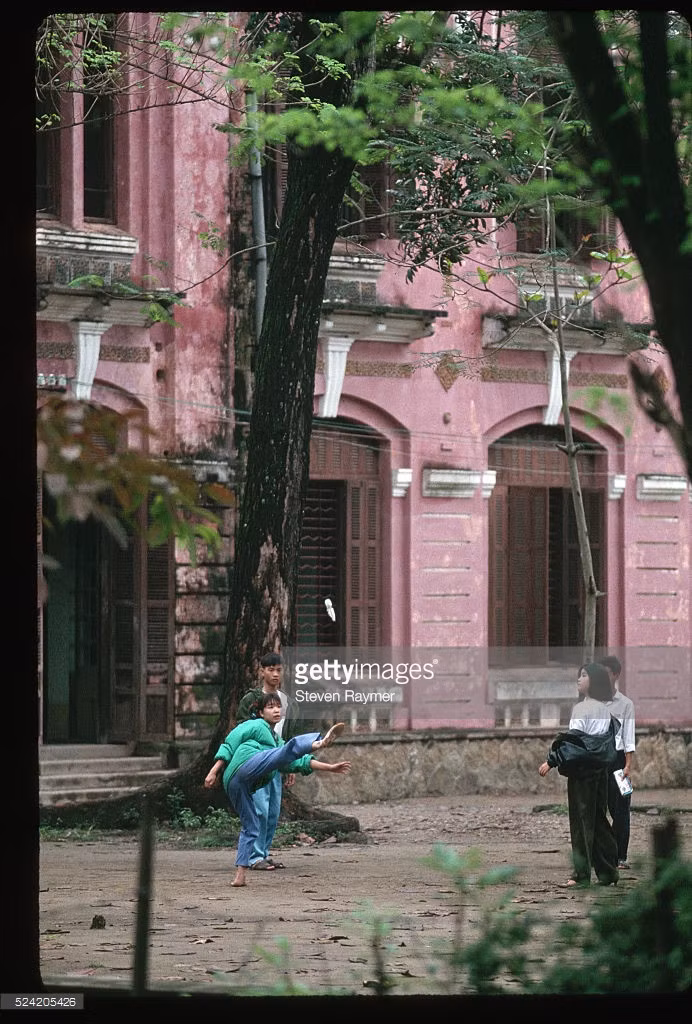 Các bạn học sinh chơi đá cầu tại trường Quốc học Huế.