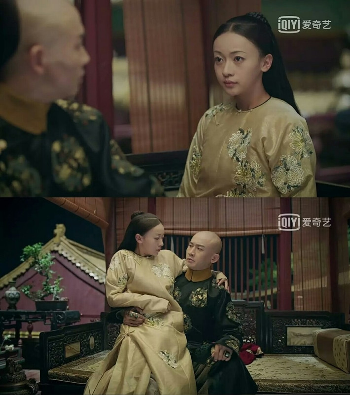 Càn Long mới gặp lần đầu đã bị mê hoặc bởi sắc đẹp của Xuân A, bèn giữ nàng trong cung, không cho về vương phủ nữa. Càn Long nói với hoàng tử Vĩnh Thành rằng: "Cô con dâu này của trẫm nói chuyện quả hay thật. Khanh (Vĩnh Thành) hãy cho nàng vào cung một thời gian. Thái hậu đang thiếu một người bầu bạn cho được vui vẻ, tiêu khiển"