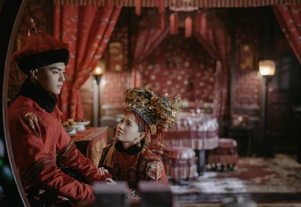 Ngoại hình của bà được miêu tả là mặt hoa da phấn, cử chỉ phong lưu, là một trang tuyệt thế giai nhân. Khi nói chuyện, môi cười mắt liếc, miệng lưỡi lanh lẹ, vô cùng duyên dáng, đặc biệt còn có đôi nét giống Hương phi.