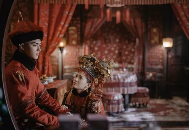 Ngoại hình của bà được miêu tả là mặt hoa da phấn, cử chỉ phong lưu, là một trang tuyệt thế giai nhân. Khi nói chuyện, môi cười mắt liếc, miệng lưỡi lanh lẹ, vô cùng duyên dáng, đặc biệt còn có đôi nét giống Hương phi.