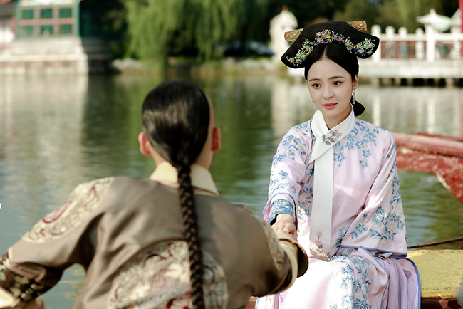 Càn Long lần đầu gặp mặt đã bị cuốn hút bởi sắc đẹp của Qua Nhĩ Giai thị. Dù biết nàng là phu nhân của người em vợ Phó Hằng, Càn Long vẫn không nguôi hi vọng được gần gũi với người đẹp.