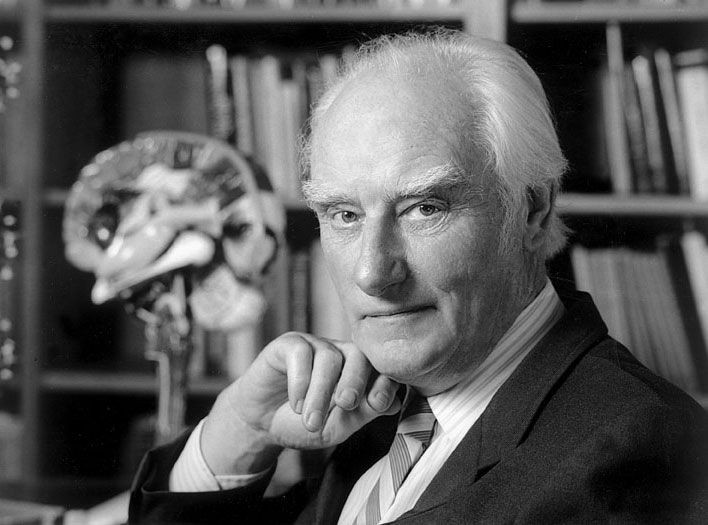 8. Francis Crick (1916-2004), người Anh, là thiên tài sinh học và là một trong hai nhà khoa học tìm ra cấu trúc DNA và nhận giải Nobel cho công trình khoa học của mình vào năm 1962.