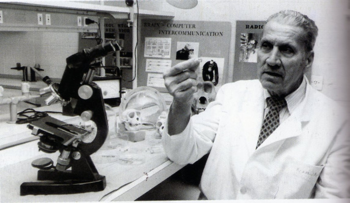 Trong khoảng năm 1950-1960, Delgado bắt đầu cấy ghép điện cực vào não động vật linh trưởng và sử dụng điều khiển từ xa phát tần số vô tuyến để khiến chúng thực hiện các chuyển động phức tạp. Delgado sau đó tiếp tục thử nghiệm trên cả người. Kết quả cho thấy thiết bị của ông chỉ tác động tới sự hung hăng của họ.