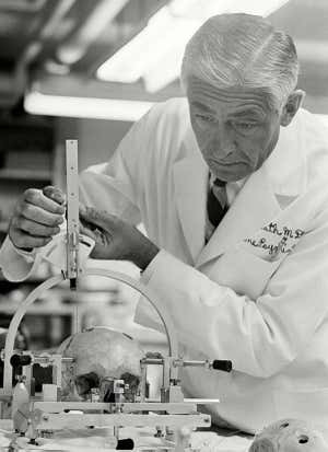 Và nếu sau đó đưa một ống hẹp vào não cùng với các điện cực, Heath có thể sử dụng trực tiếp một chất hóa học gọi là acetylcholine - dẫn đến tình trạng sung sướng ảo, bao gồm nhiều cơn cực khoái liên tục kéo dài đến nửa giờ. Mặt khác, khi các trung tâm đau được kích hoạt, bệnh nhân có thể bị đè nén trong cơn đau đớn cực độ.