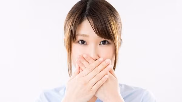 Miệng đắng, miệng hôi: Bình thường, hôi miệng sẽ được cải thiện khi bạn chú ý vệ sinh cá nhân. Ngược lại, nếu chức năng hoạt động của gan kém, khả năng điều tiết, loại bỏ nito sẽ giảm. Tình trạng này kéo dài sẽ khiến bạn đối diện chứng hôi miệng, đắng miệng khó cải thiện bằng cách vệ sinh thông thường.