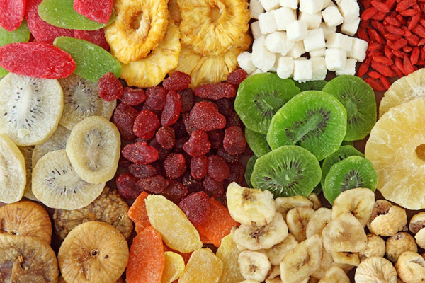 Mặt trái của trái cây sấy là quá trình sản xuất, nước bị bốc hơi, khiến lượng đường trong chúng rất cao, độ bám dính cao. Khi ăn, trái cây dính vào răng thu hút nhiều vi khuẩn sinh sôi, phát triển. Duy trì thời gian dài, trẻ dễ bị sâu răng hoặc mắc các vấn đề về nha chu.