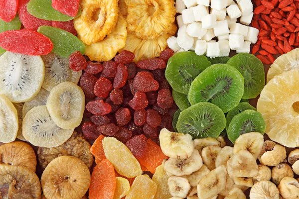 Mặt trái của trái cây sấy là quá trình sản xuất, nước bị bốc hơi, khiến lượng đường trong chúng rất cao, độ bám dính cao. Khi ăn, trái cây dính vào răng thu hút nhiều vi khuẩn sinh sôi, phát triển. Duy trì thời gian dài, trẻ dễ bị sâu răng hoặc mắc các vấn đề về nha chu.