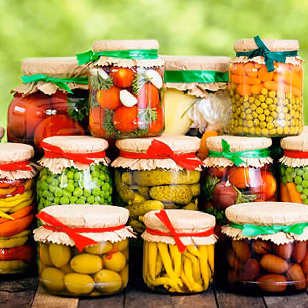 Cụ thể, thực phẩm ngâm có hàm lượng axit rất cao, có thể dẫn đến mòn men răng. Ăn nhiều sẽ góp phần tạo các lỗ hổng trên răng, gây sâu răng.