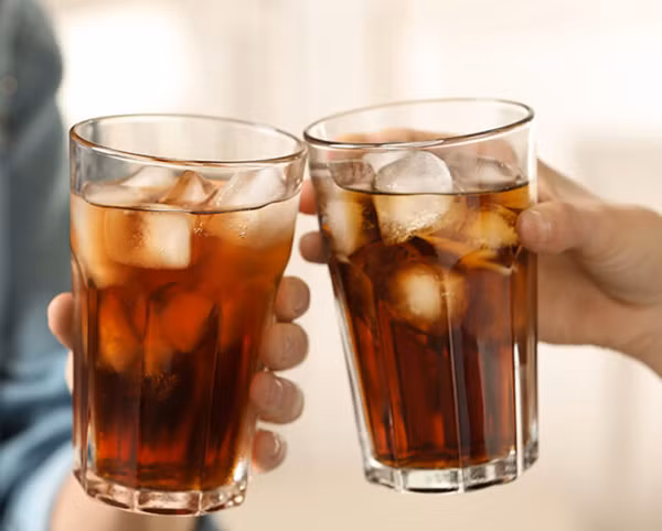 Nước ngọt có tính ăn mòn mạnh, trẻ nhỏ uống chúng không chỉ gây hại đường tiêu hóa mà còn ảnh hưởng đến sức khỏe răng miệng . Vệ sinh không đúng cách sẽ khiến răng bị ăn mòn, dễ vỡ. Điều này đặc biệt nguy hại bởi trẻ tính tự giác chưa cao.