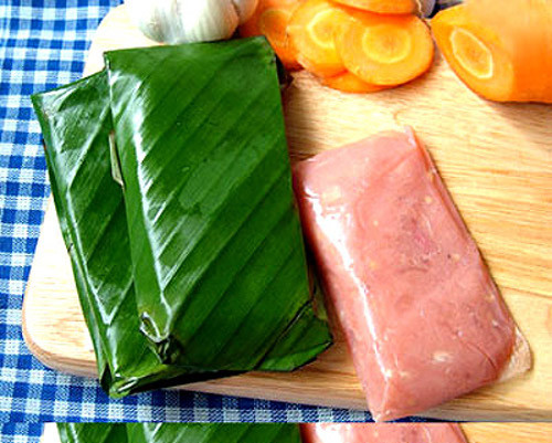 Sau khi xay xong cho da heo, thính, hại tiêu, tỏi vào trộn đều. Nem được gói vào lá chùm ruột hay lá vông non, bên ngoài bọc một lớp lá chuối. Ảnh: bunchaca