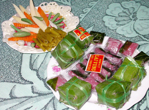 Nem làm ngon và đúng cách phải đủ 8 phần thịt, 2 phần da bì, lót phải là lá vông và dây buộc nem phải bằng dây chuối. Ảnh: kyluc