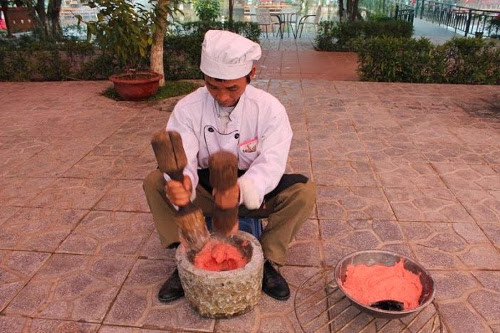 Cách làm và chế biến nem khá công phu. Thịt dùng làm nem là thịt heo. Thịt nạc sau khi lọc hết gân, mỡ, thái mỏng cho vào cối, thêm đường, muối và xay nhuyễn. Ảnh: blogspot