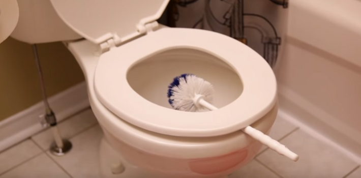 Giữ chổi vệ sinh trong hộp kín. Chổi cọ bồn cầu là một trong những vật dụng bẩn nhất trong hầu hết các ngôi nhà. Thay vì giữ khô chúng, nhiều người lại tìm cách cất trong hộp kín để ngăn vi khuẩn phát tán ra không khí.