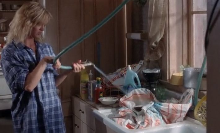 Rửa đồ bằng nước lạnh. Dùng nước lạnh rửa bát đĩa chỉ giúp làm sạch bề ngoài. Thay vì dùng nước lạnh, chị em nên dùng nước ấm (cao hơn nhiệt độ phòng 10 độ). Ở mức nhiệt này, chất tẩy rửa tính kiềm sẽ đạt hiệu quả gấp đôi. Các vi khuẩn, nấm cũng dễ dàng bị tiêu diệt.